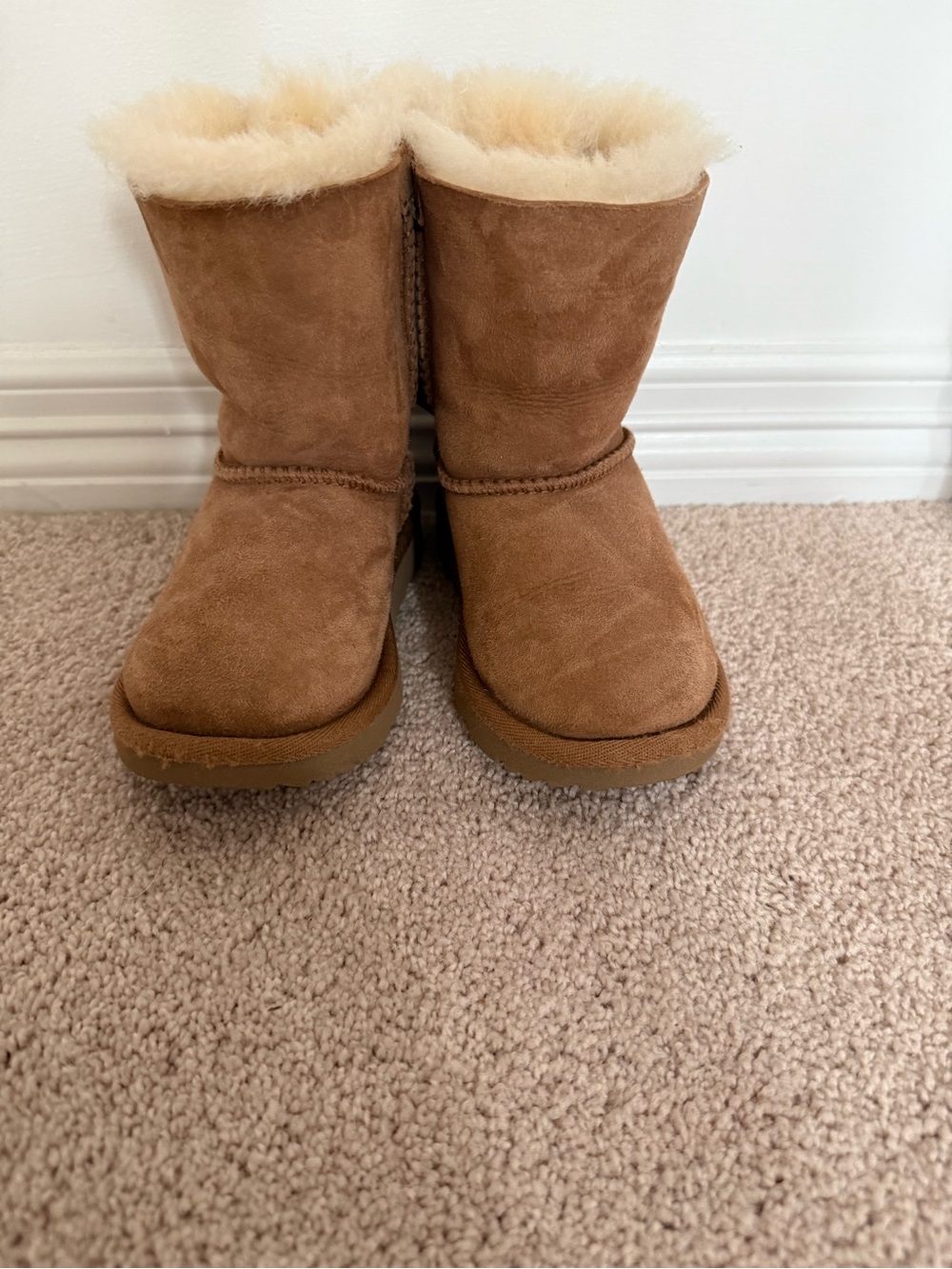 UGG Girls Chestnut Bow Boots – Size 9 Toddler